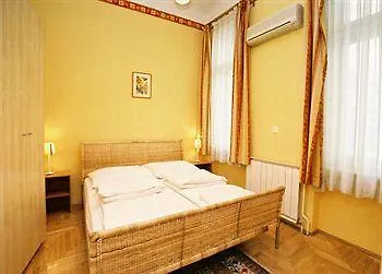 Apartman Club & *