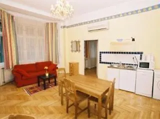 Apartman Club & *